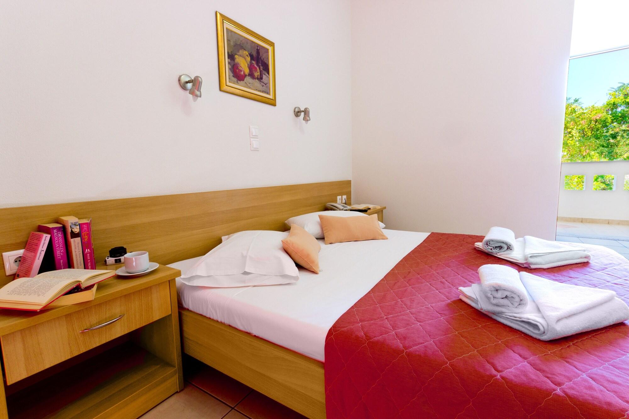 Filia Hotel And Apartments Лименас Екстериор снимка