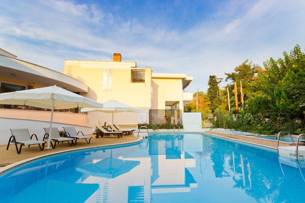 Filia Hotel And Apartments Лименас Екстериор снимка