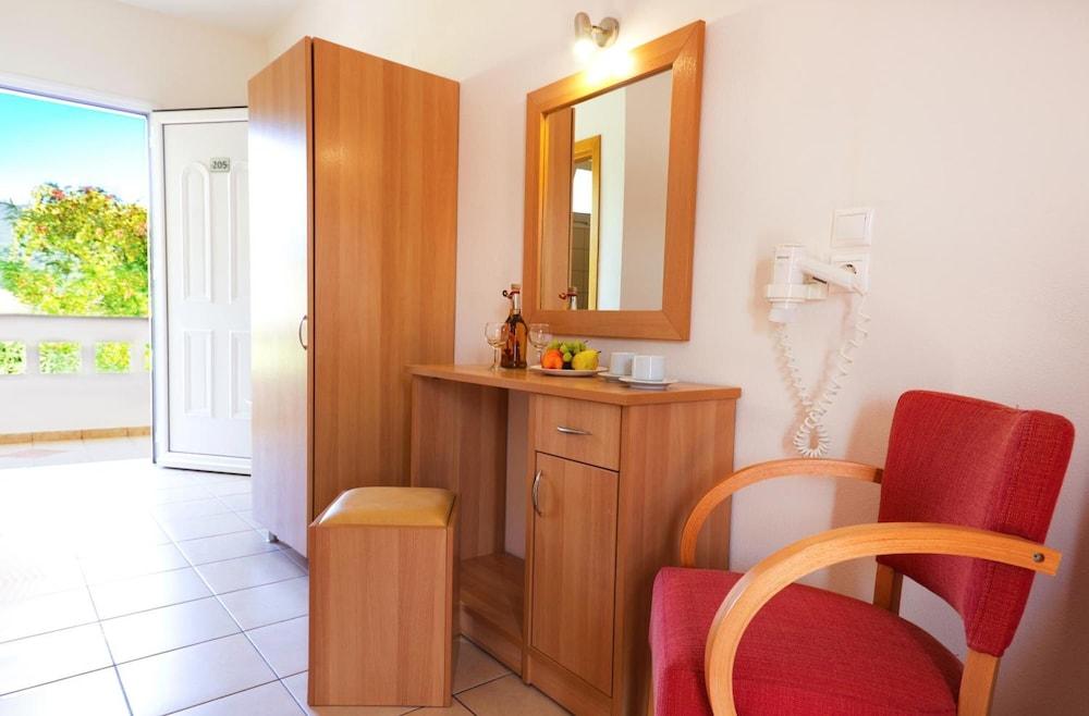 Filia Hotel And Apartments Лименас Екстериор снимка