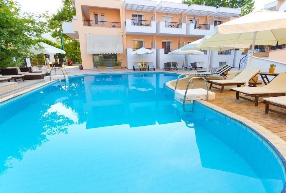 Filia Hotel And Apartments Лименас Екстериор снимка