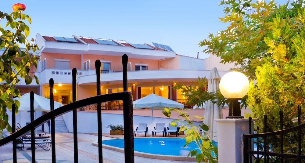 Filia Hotel And Apartments Лименас Екстериор снимка