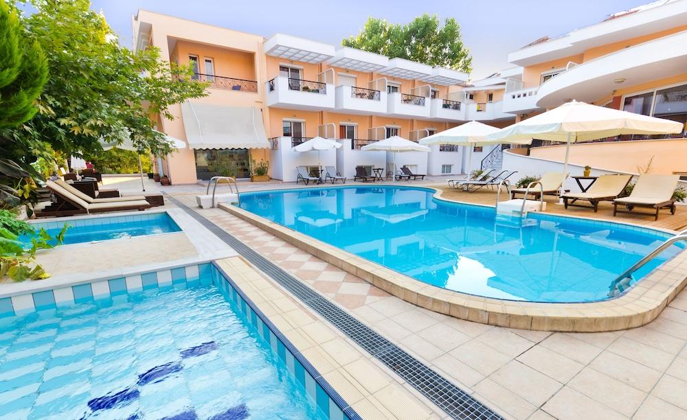Filia Hotel And Apartments Лименас Екстериор снимка