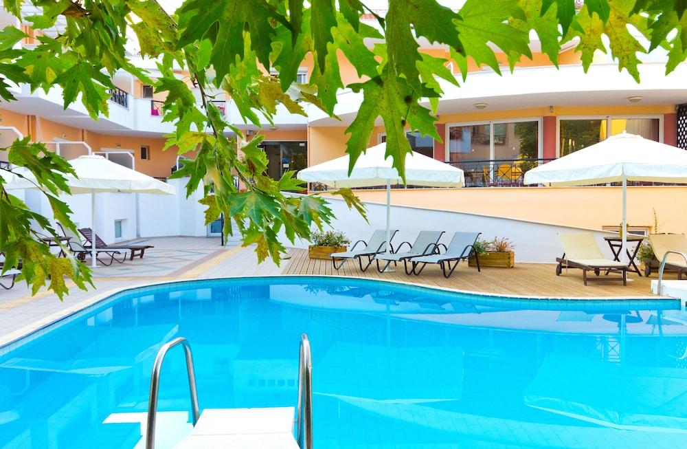Filia Hotel And Apartments Лименас Екстериор снимка